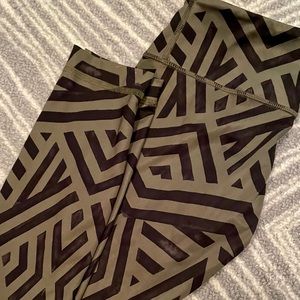 Lululemon Wunder Under sz 4